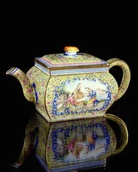 Teekanne mit Emaille dekoriert, Qianlong-Periode, 1736-95